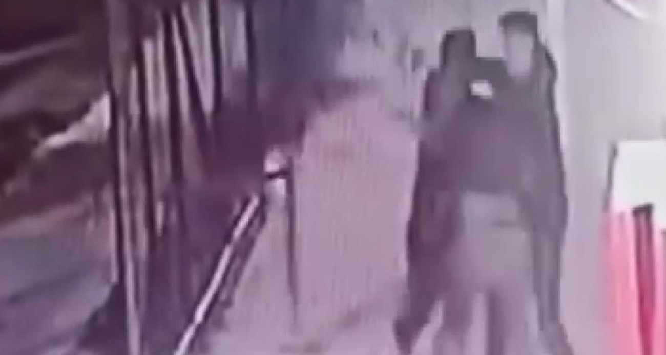 Adana’da Lise Öğrencilerine Şiddet Uygulayıp Bıçaklayan Şahıslar Aranıyor