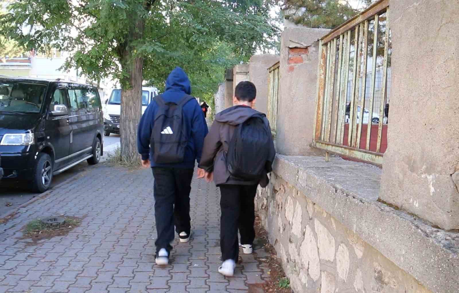 Ağır Okul Çantaları Çocukların Omurga Sağlığını Tehdit Ediyor