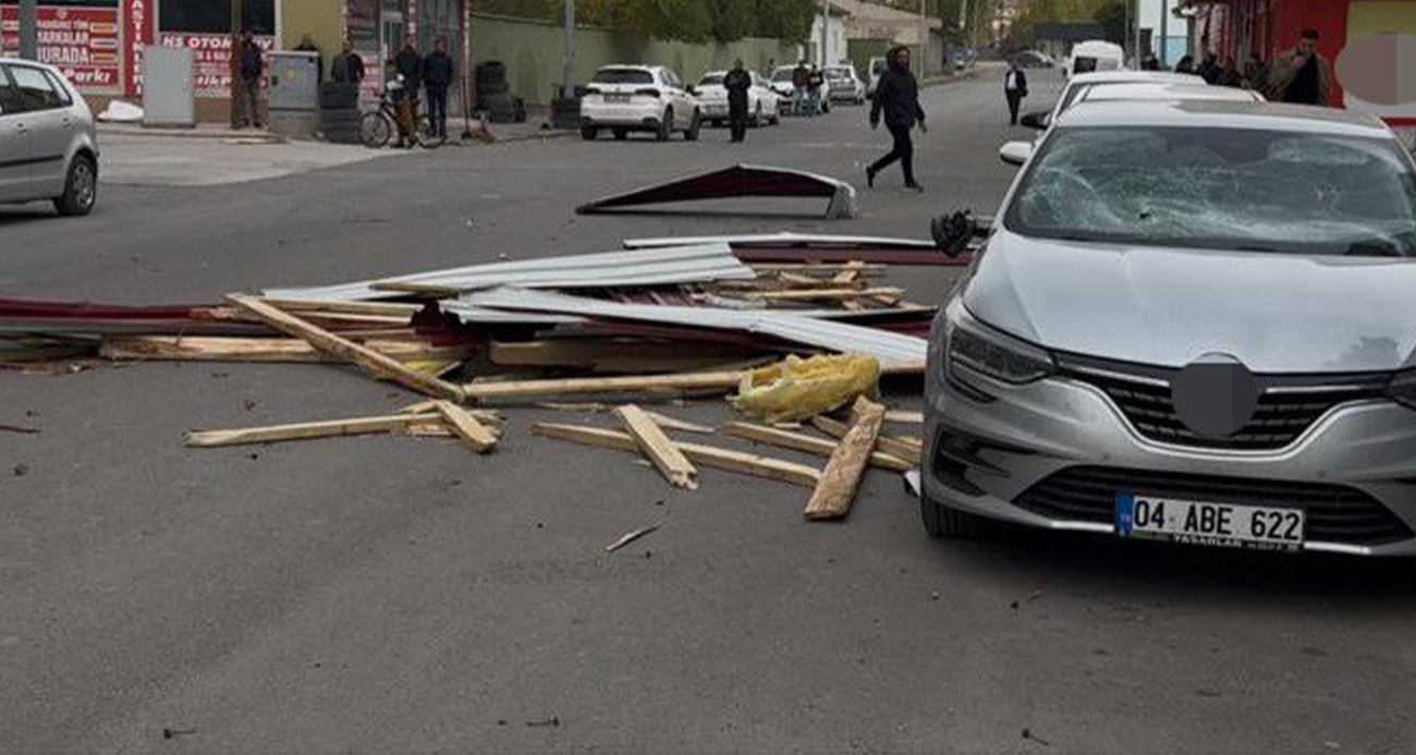 Ağrı Patnos’ta Şiddetli Rüzgar Çatıları Uçurdu, Araçlar Zarar Gördü