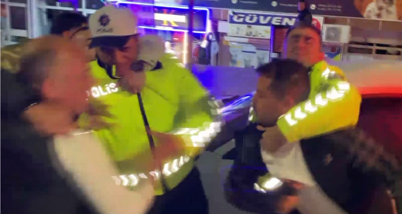 Aksaray’da Alkollü Sürücü Polislere Yumruk Attı: Olay Anı Kameralarda
