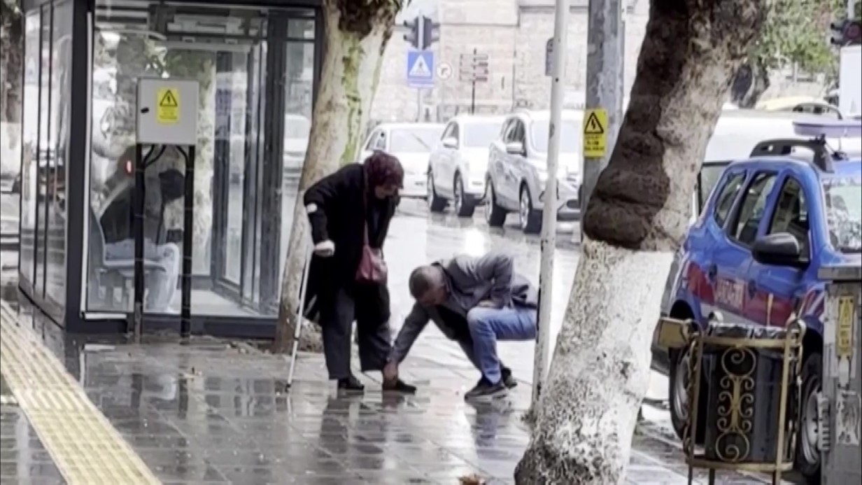 Amasya’da Bir Evlat, Annesinin Ayakkabılarını Yağmur Suyuyla Temizledi
