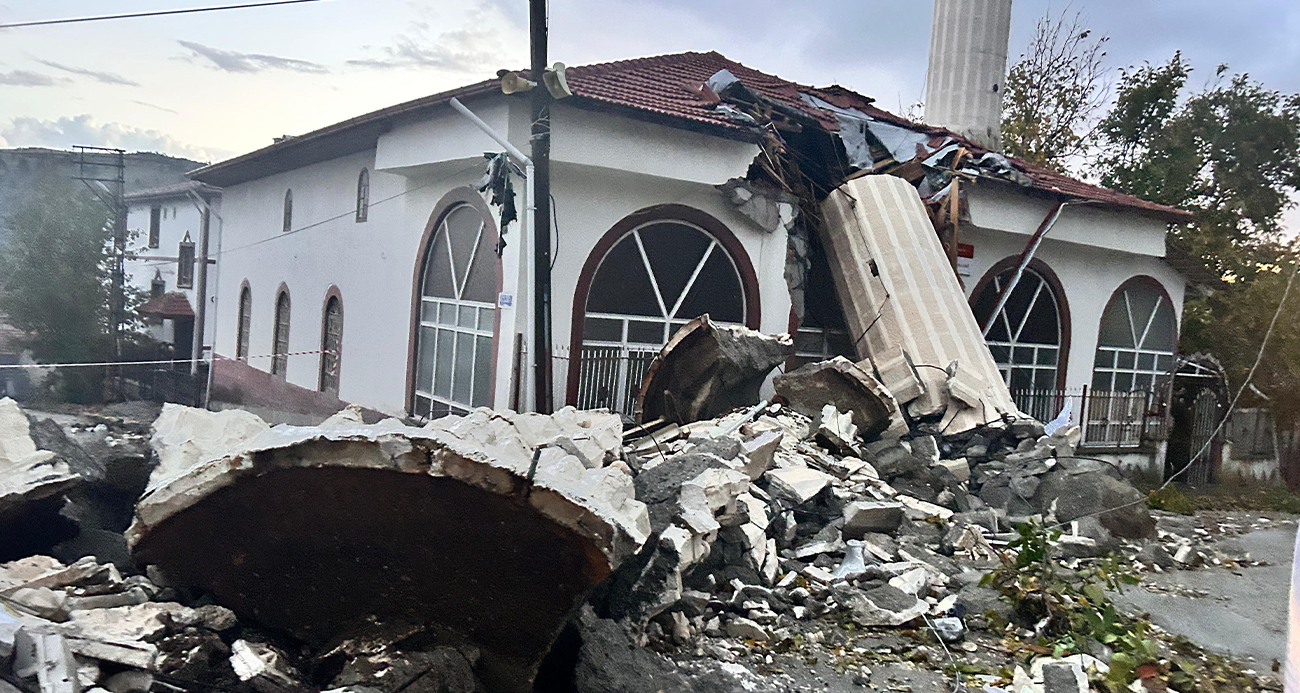Ankara Ayaş’ta Fırtına Cami Minaresini Devirdi, Cemaat Büyük Tehlike Atlattı