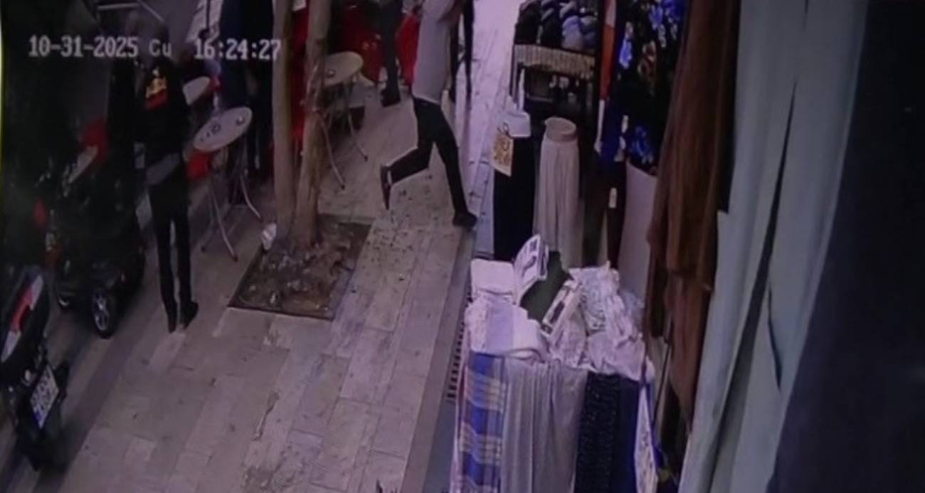 Antalya’da Tehlikeli Anlar: Park Alanına Devrilen Ağaç Araçlara Zarar Verdi