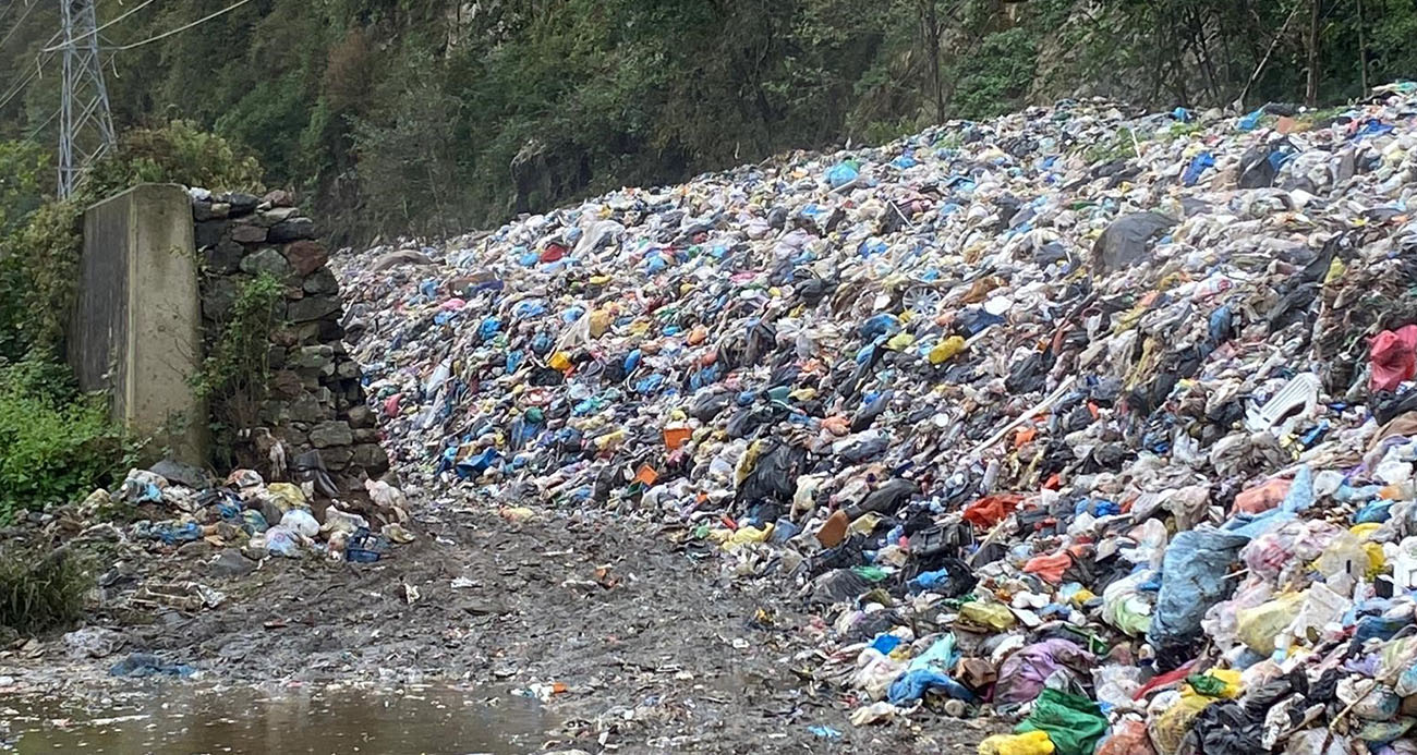 Artvin’de Sahil Yolu Yanındaki Çöp Sorunu Büyüyor