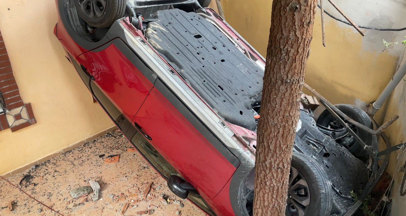 Ataşehir’de Otomobil Bahçeye Uçtu: Sürücü Yaralandı