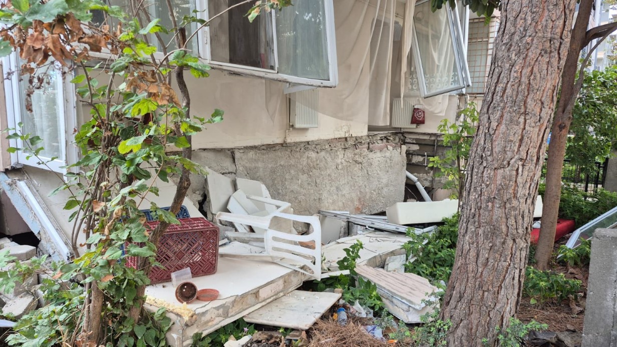 Avcılar’da Riskli Binanın Balkonu Çöktü, 1 Kişi Yaralandı