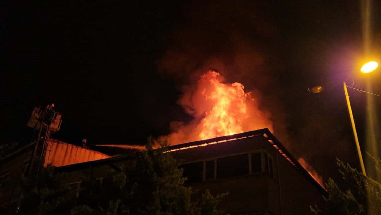 Beyoğlu’nda Korkutan Yangın: Çatı Alevlere Teslim Oldu