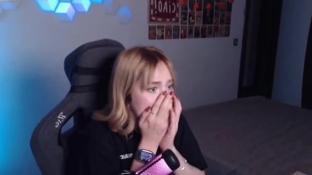 Canlı Yayında Deprem Panik Anları: Yayıncı Sarsıntı Anında Masanın Altına Sığındı