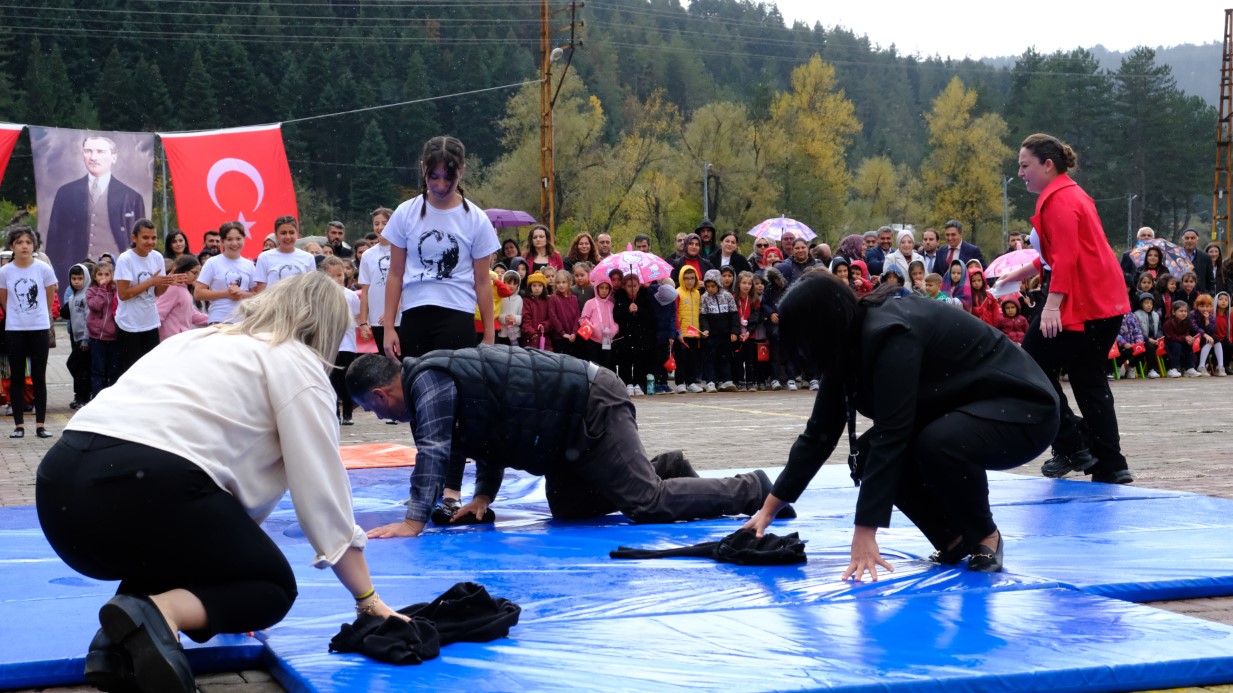 Cumhuriyet Bayramı’nda Babanın Duygusal Fedakarlığı: Islanan Minderleri Kuruttu