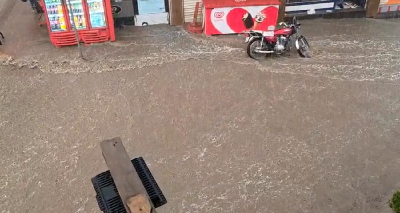 Diyarbakır’da Sağanak Yağış Hayatı Olumsuz Etkiledi