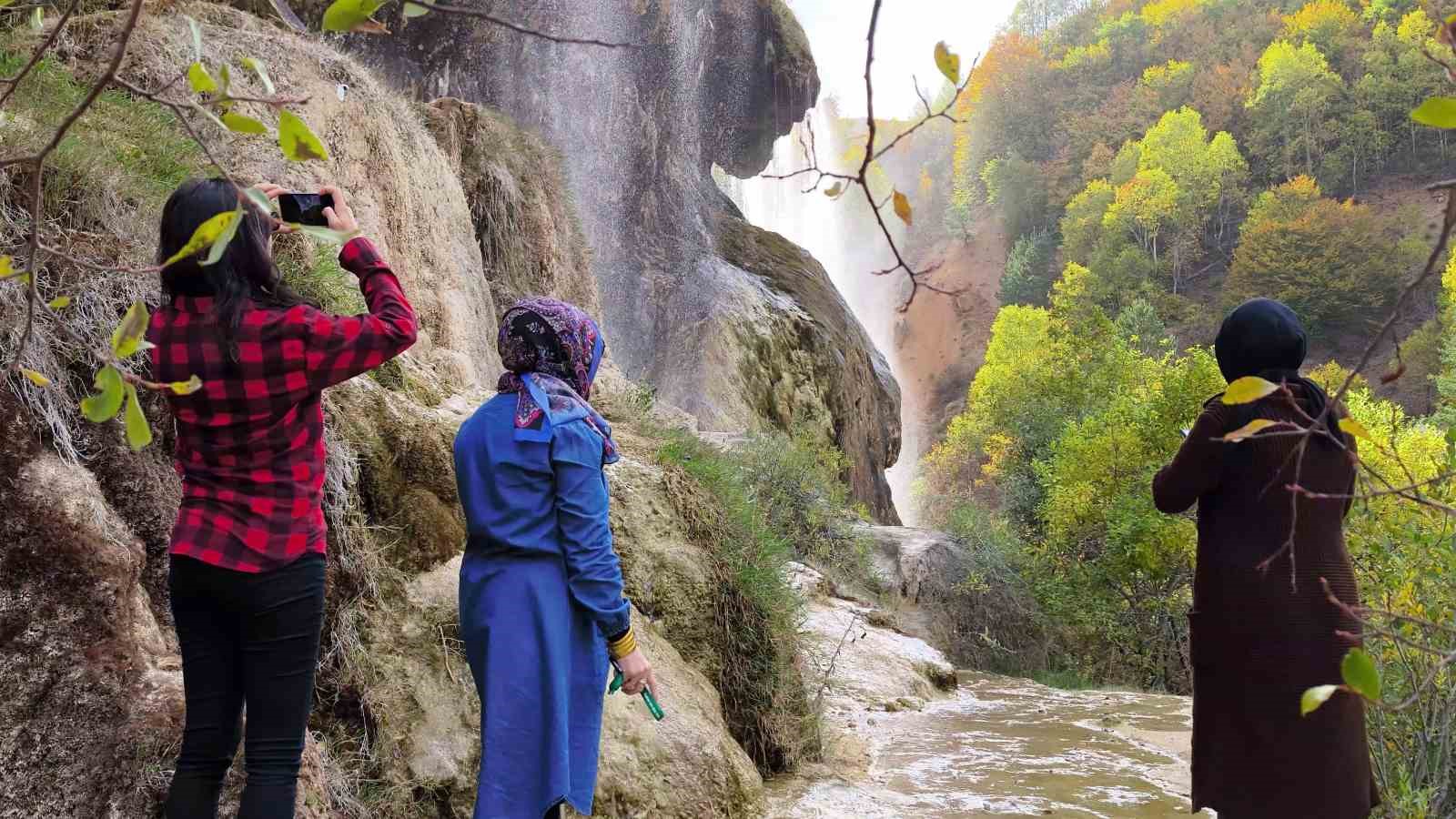 Doğanşar’ın Büyüleyici Güzellikteki Dipsizgöl Şelalesi