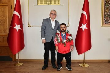 Dünya Şampiyonu Abdullah Kayapınar, Sivas Valisi’ni Ziyaret Etti