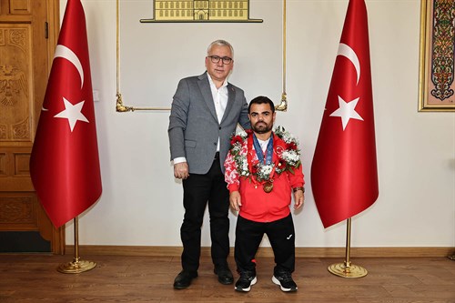 Dünya Şampiyonu Abdullah Kayapınar, Sivas Valisi’ni Ziyaret Etti