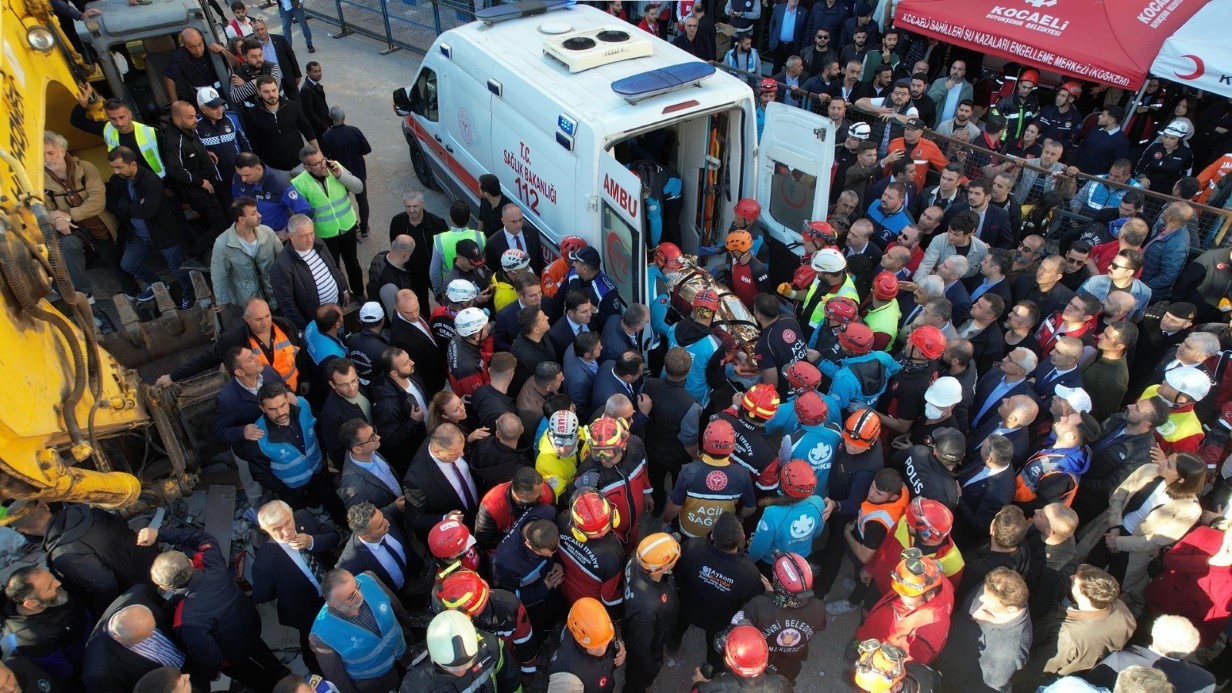 Enkazda ailesini kaybeden genç kıza akrabası sahip çıkacak