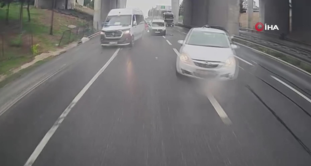 Esenyurt’ta Zincirleme Trafik Kazası Kameralara Yansıdı