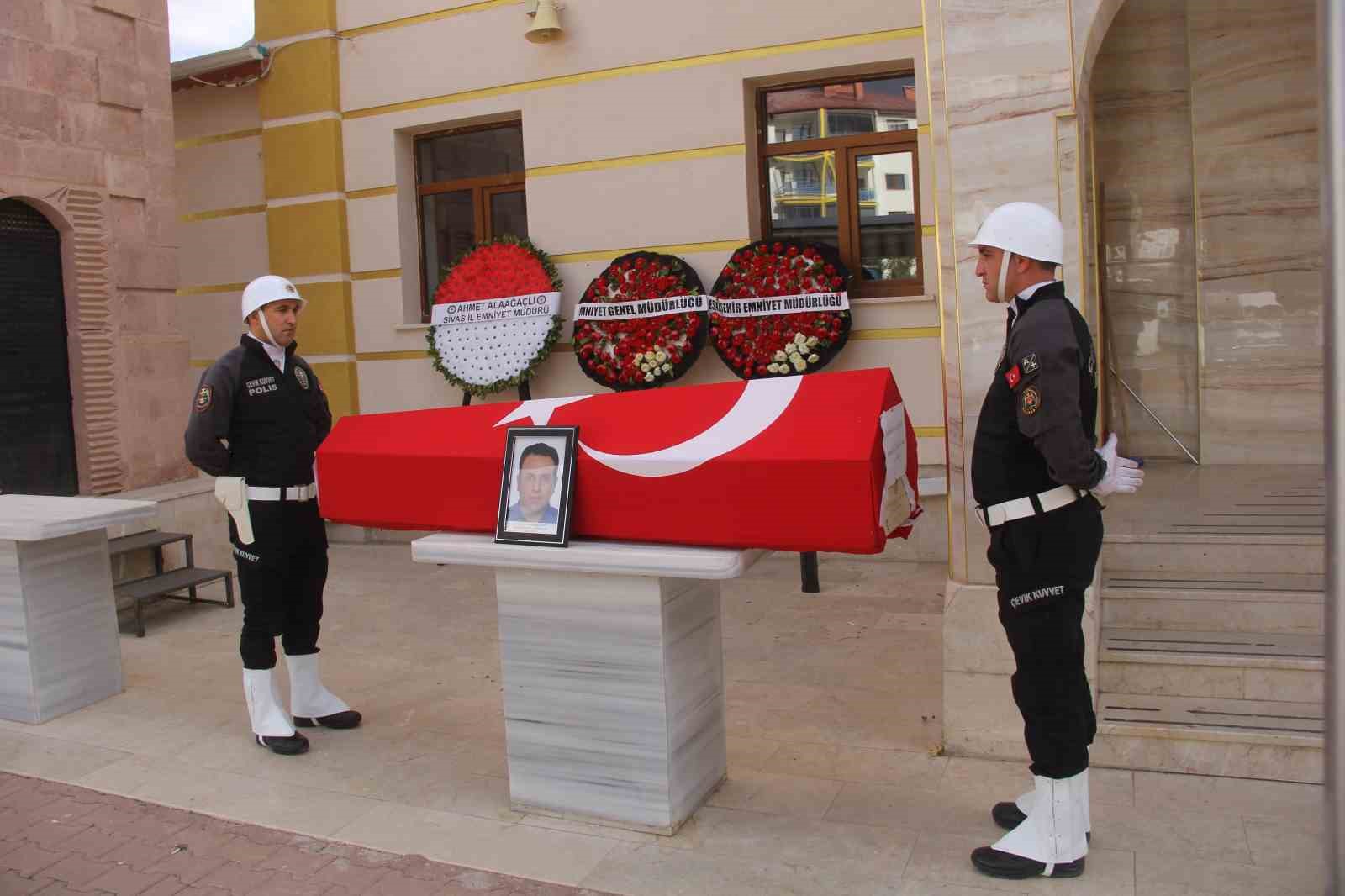 Eskişehir’de Kanserle Mücadele Eden Polis Memuru Kenan Karaduman, Sivas Zara’da Son Yolculuğuna Uğurlandı
