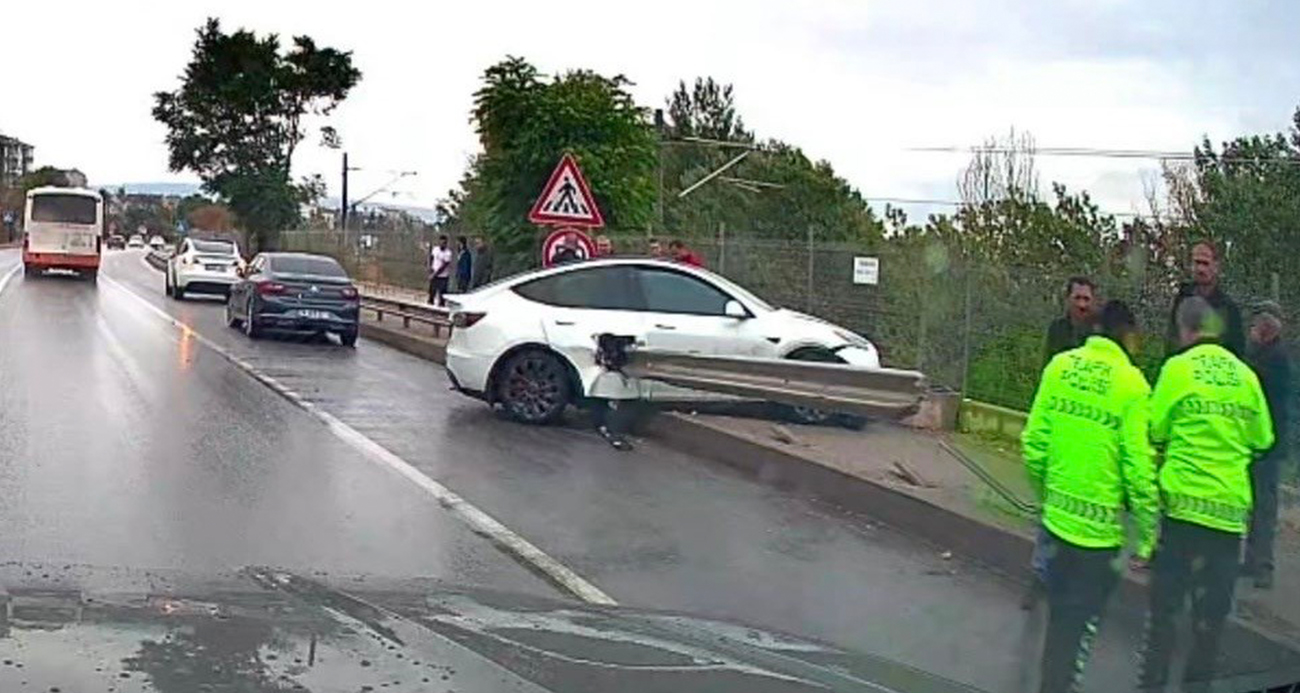 Eskişehir’de Tesla Cip Bariyere Saplandı