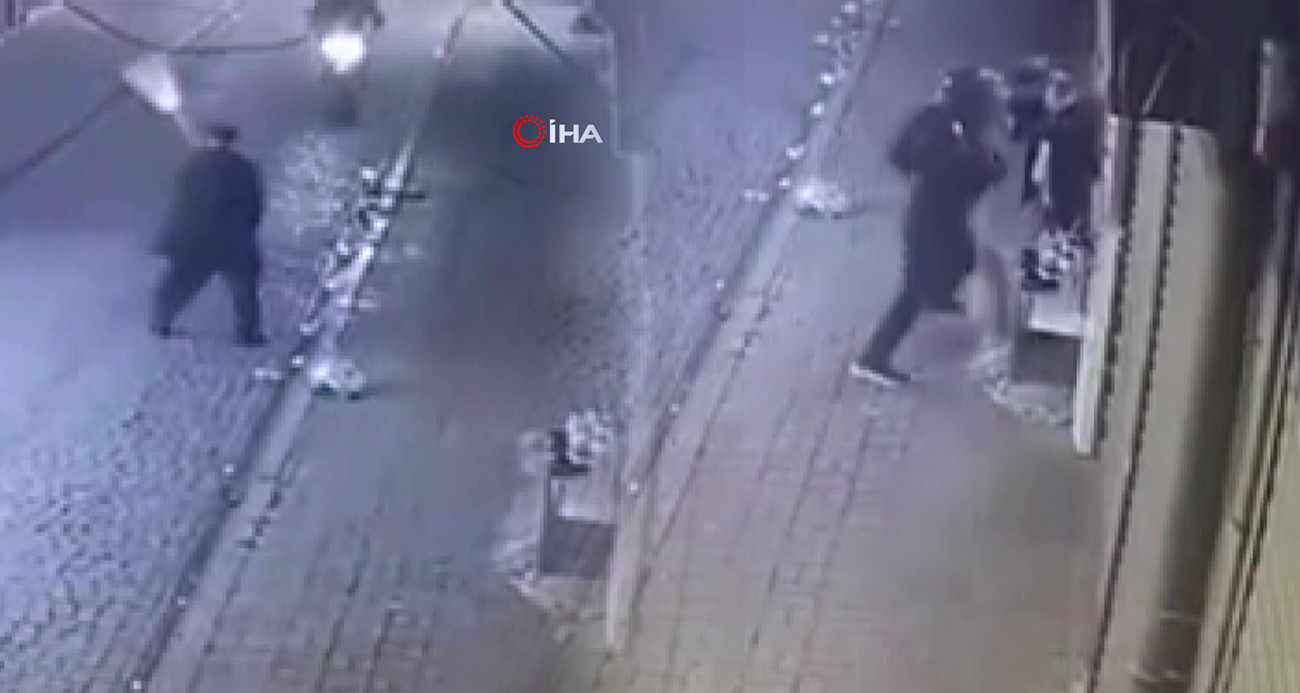 Fatih’te Yaşlı Adamın Süpürgeyle Önlem Aldığı Motosikletçi Tarafından Darp Edildiği Anlar Kamerada
