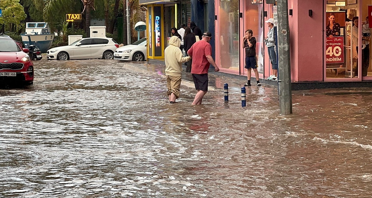 Fethiye’de Sağanak Yağış Hayatı Felç Etti