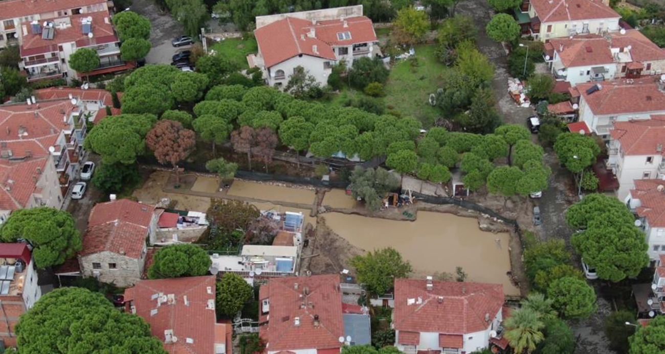 Foça’da Sel Felaketi: Sokaklar Çamur Altında