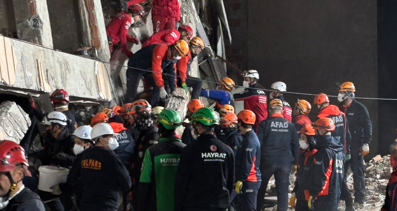 Gebze’de Enkaz Altında Arama Çalışmaları Devam Ediyor