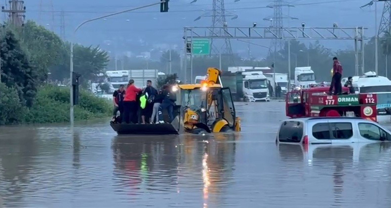 Hatay’da Şiddetli Yağışlar Sele Dönüştü, Denizde Hortum Görüldü