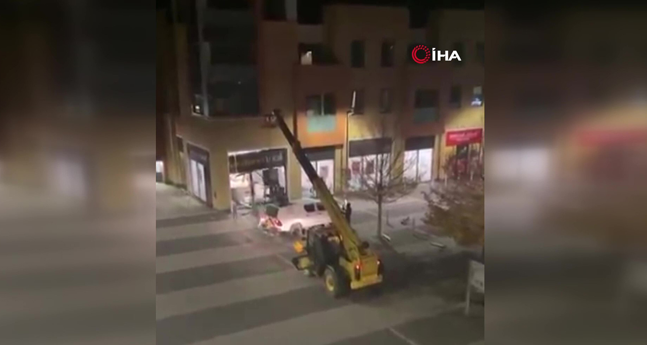 İngiltere’de İş Makinesi ile ATM Soygunu Kameralara Yakalandı