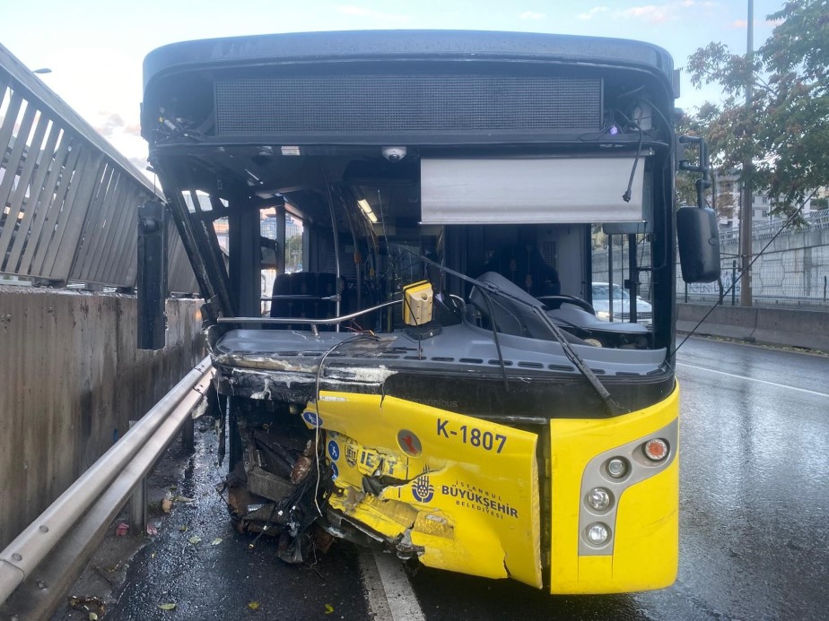 İstanbul Kadıköy’de Alkollü İETT Şoförü Kaza Yaptı: 2 Yaralı