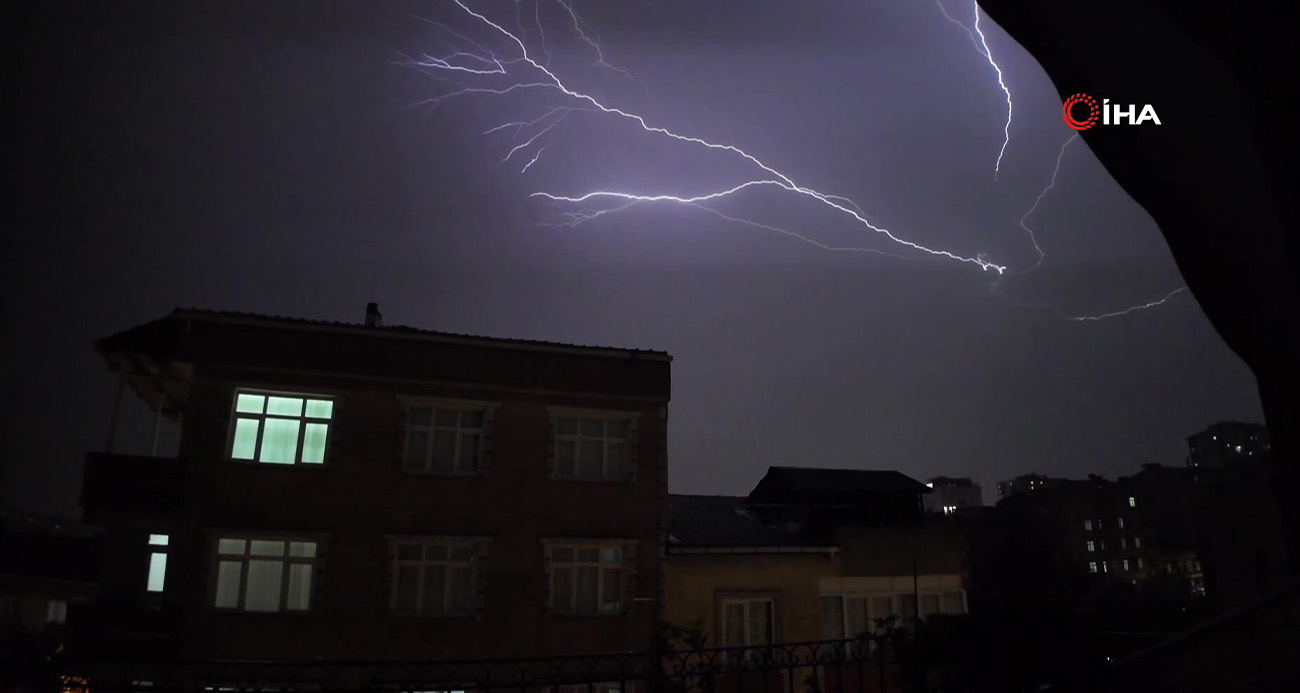 İstanbul’da Geceyi Aydınlatan Şimşekler Büyüledi!