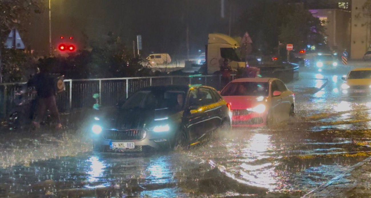 İstanbul’da Sağanak Yağış Hayatı Olumsuz Etkiledi