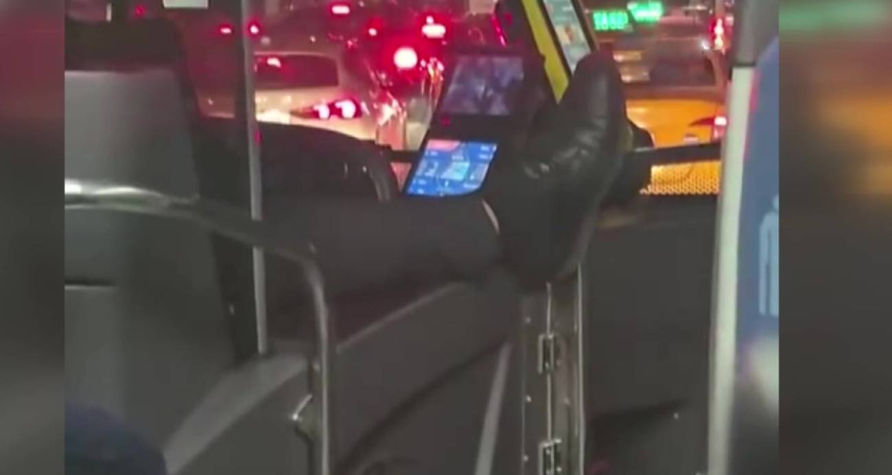 İstanbul’da Skandal Otobüs Sürüşü: İETT Şoförü Ayaklarıyla Direksiyon Salladı