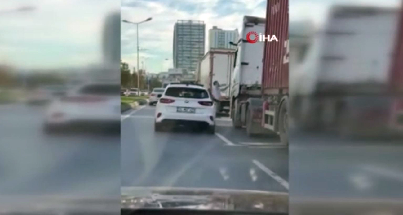 İstanbul’da Trafikte Yumruklu Tır Tartışması Kameraya Yakalandı
