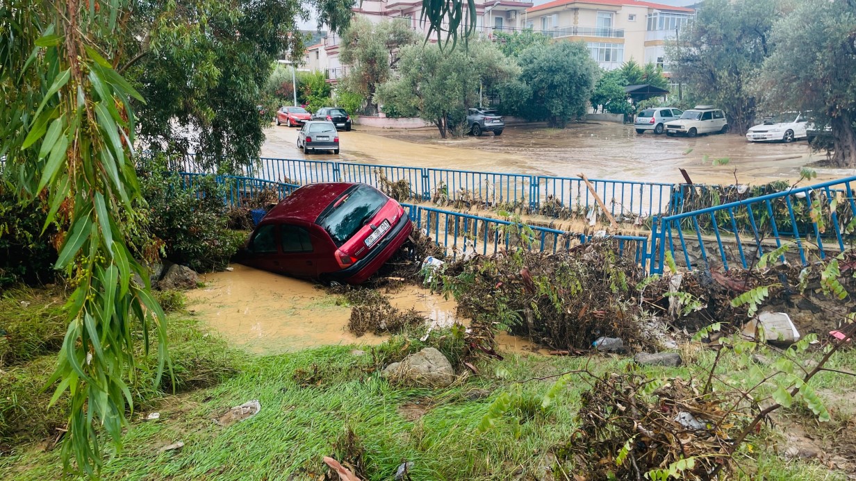 İzmir Foça’da Şiddetli Yağış Sonrası Sel Felaketi: Bir Kişi Kayıp