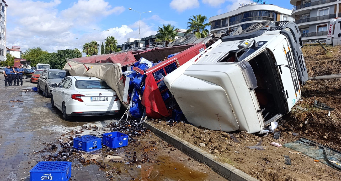İzmir Torbalı’da Feci Kaza: Tır İki Aracı Altına Aldı