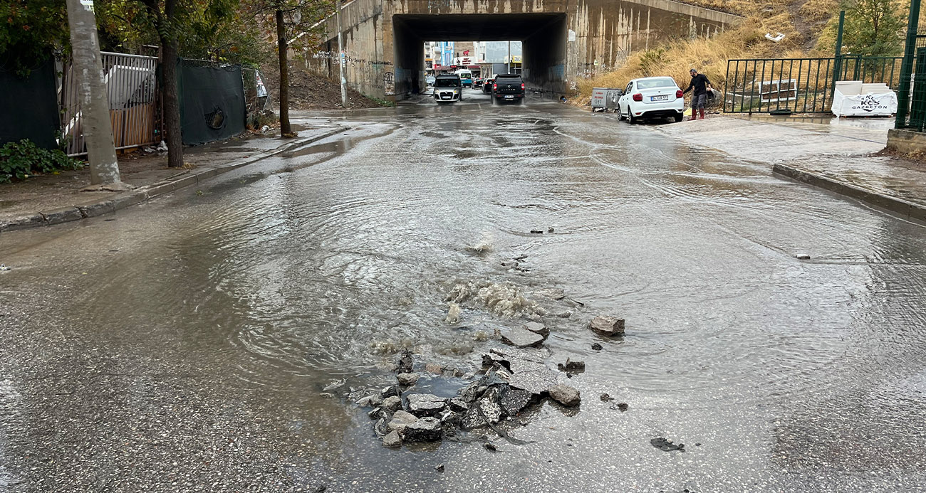 İzmir’de Sağanak Yağış Hayatı Olumsuz Etkiledi