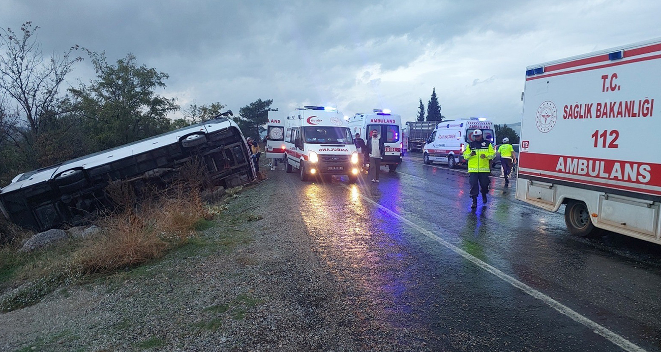 İzmir’e Dönüş Yolunda Facia: Midibüs Devrildi, 2 Kişi Öldü, 31 Kişi Yaralandı