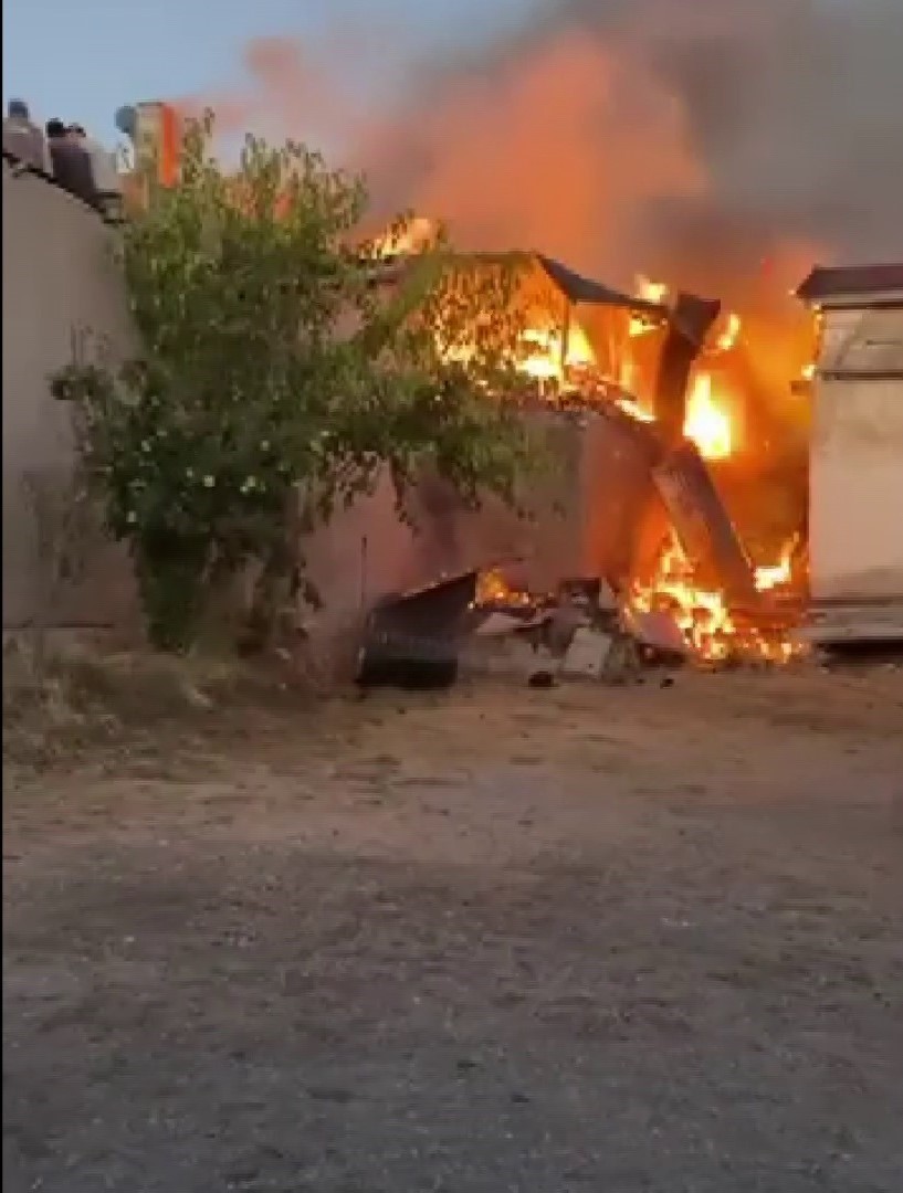 Kangal’da Büyük Yangın: İki Ev ve Ek Binalar Zarar Gördü