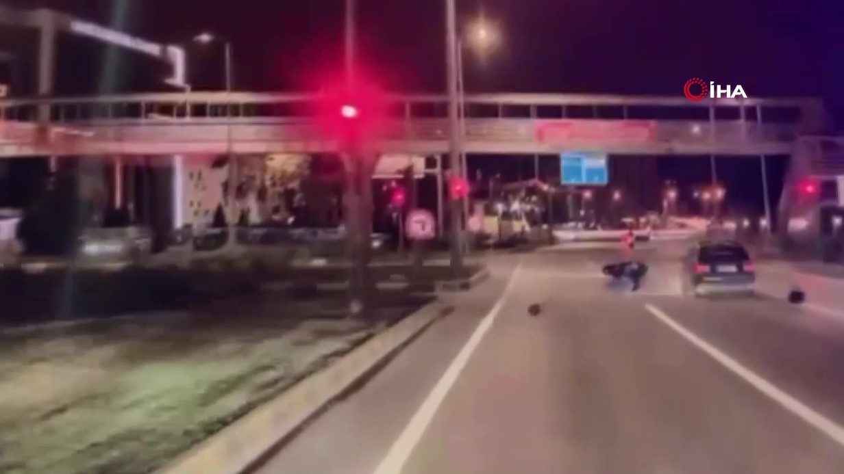 Karabük’te Kırmızı Işıkta Bekleyen Motosikletliye Araç Çarptı