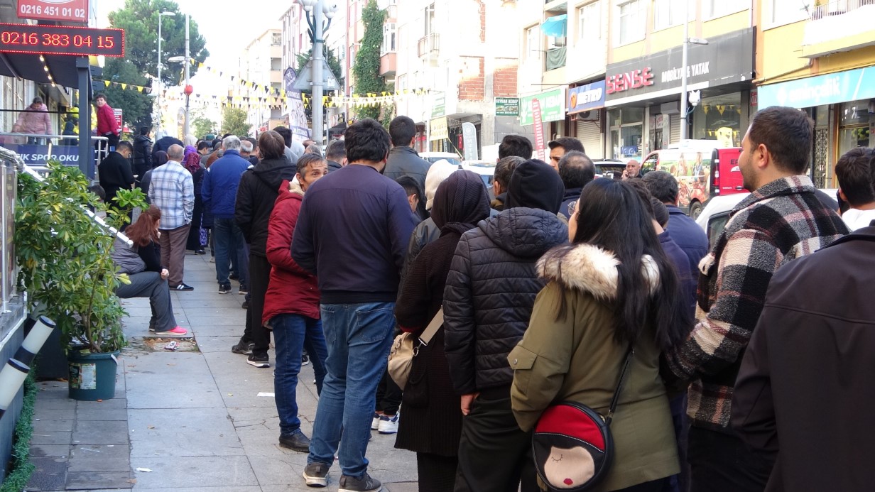 Kartal’da Büyük İndirim Çılgınlığı: Vatandaşlar Saatlerce Kuyrukta Bekledi
