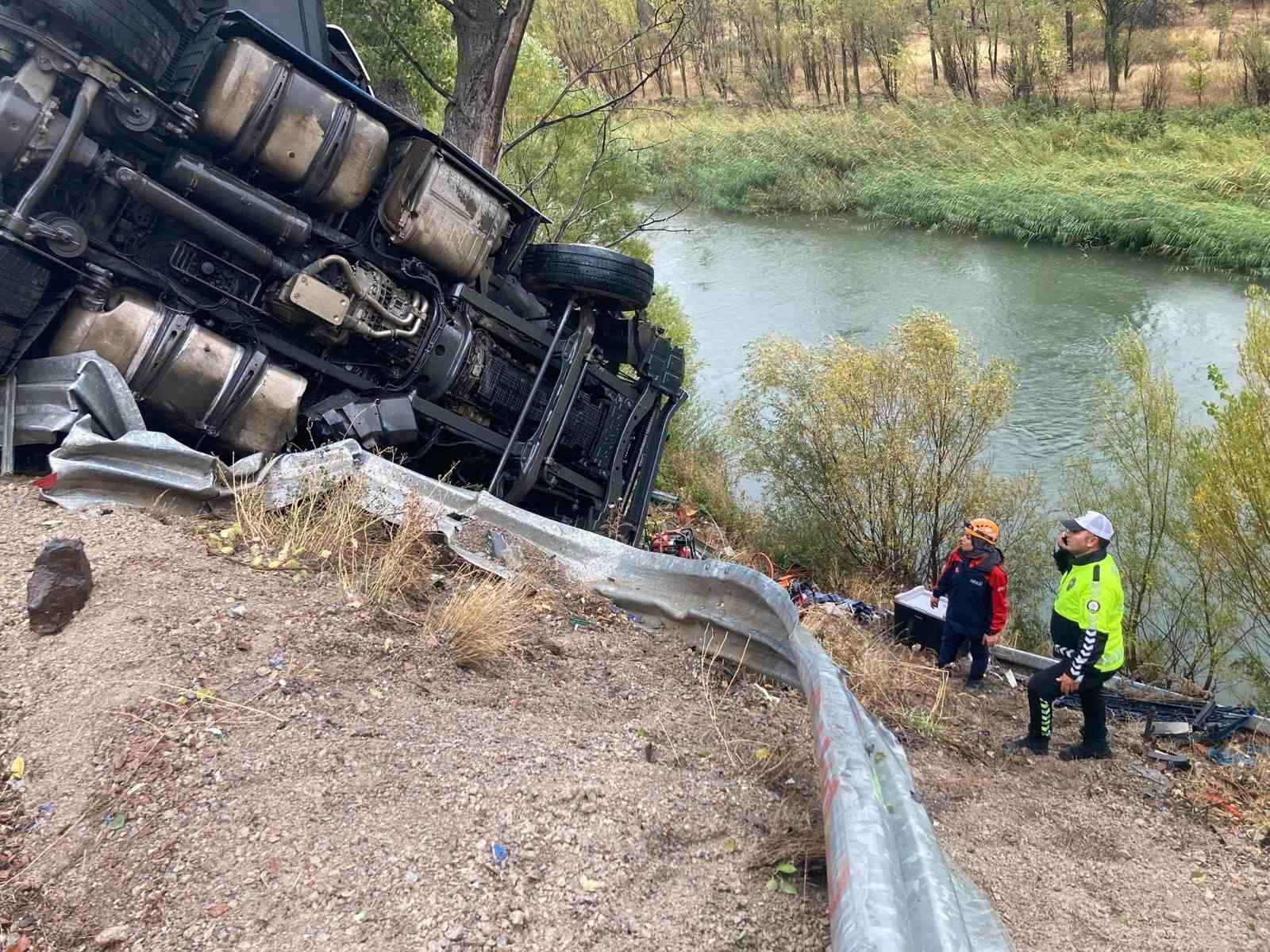 Koyulhisar’da Mevsim Yağışları Yüzünden Tır Devrildi: Sürücü Zorlu Müdahaleyle Kurtarıldı