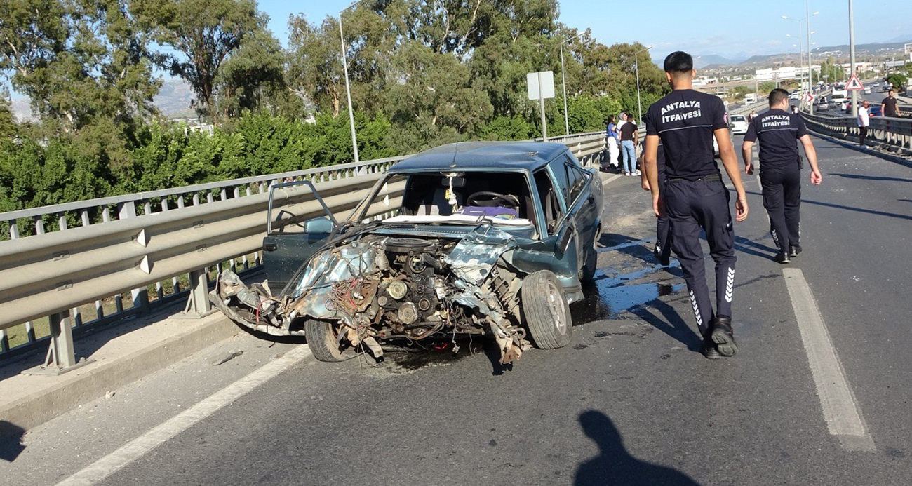 Manavgat’ta Kontrolden Çıkan Otomobil Bariyerlere Çarptı: İki Yaralı