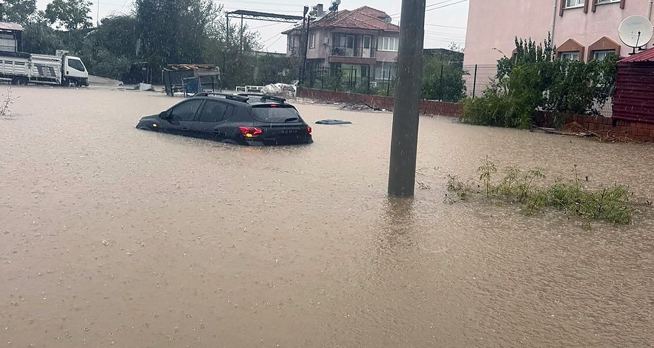 Muğla’da Şiddetli Yağışlar Araçları Sular Altında Bıraktı