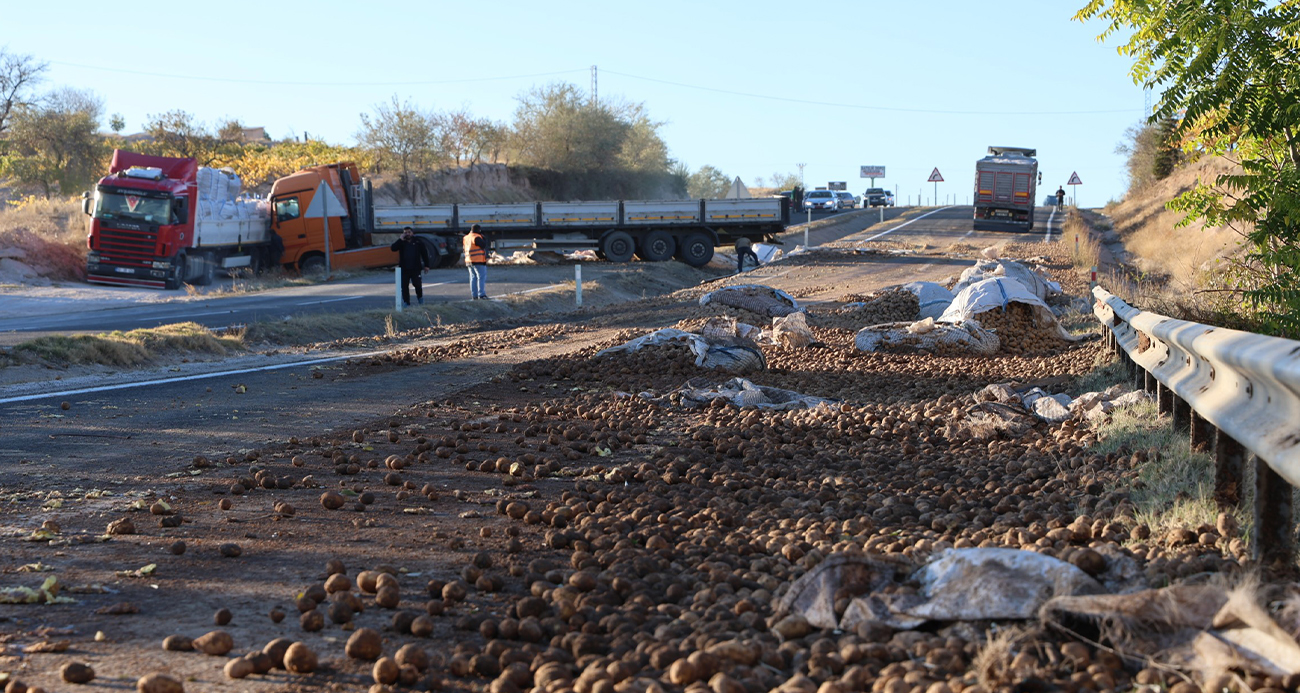 Nevşehir’de Patates Yüklü Tır Devrildi, Yol Uzun Süre Kapalı Kaldı