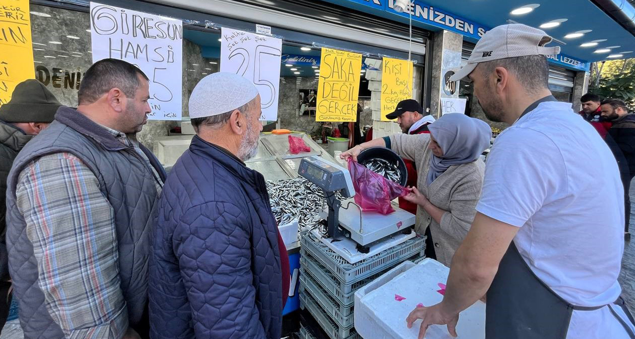 Ordu Fatsa’da Hamsi Fiyatları Düştü, Vatandaşlar Tezgahlara Akın Etti