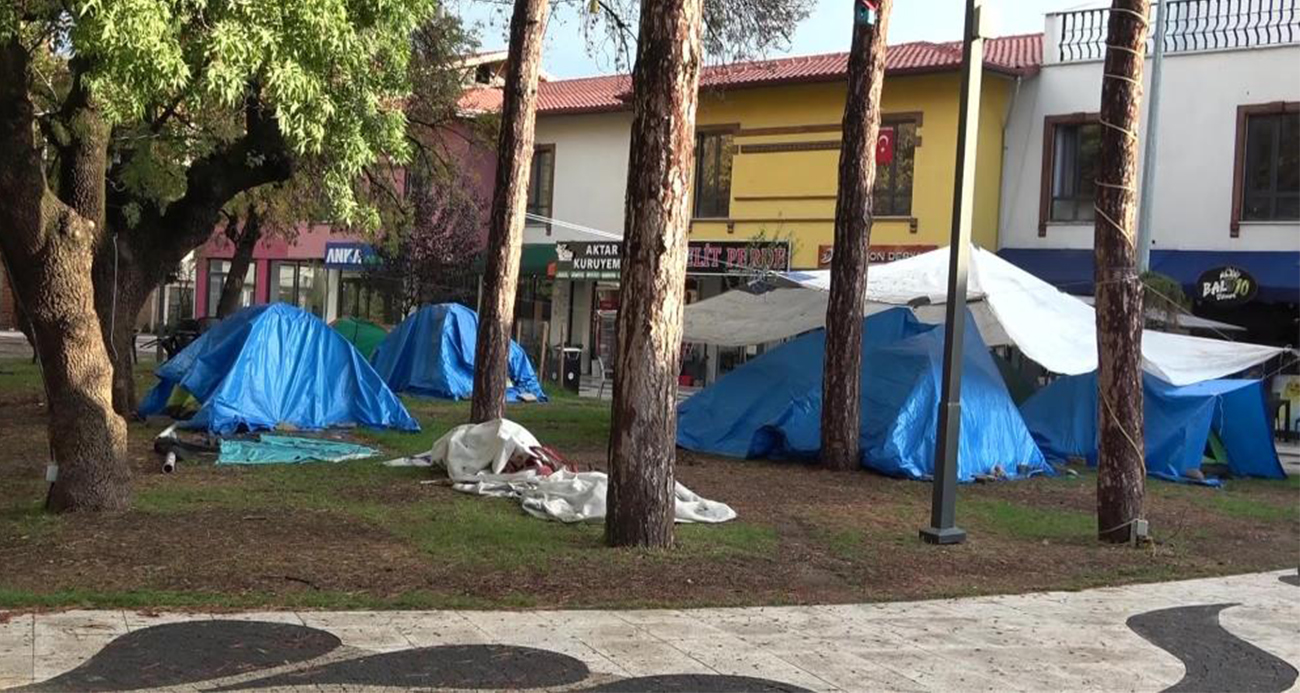 Sındırgı’da Deprem Sonrası Zorlu Gece: Vatandaşlar Çadırlarda ve Araçlarda Sabahladı
