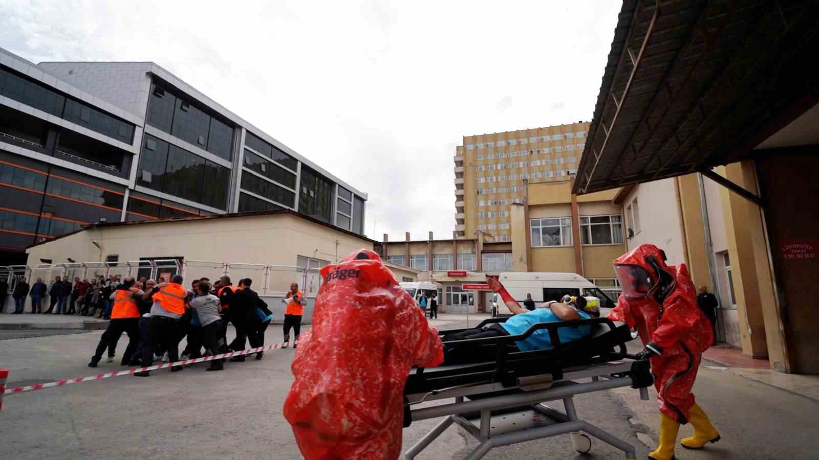 Sivas Cumhuriyet Üniversitesi Hastanesi’nde Gerçekçi Afet Tatbikatı Yapıldı