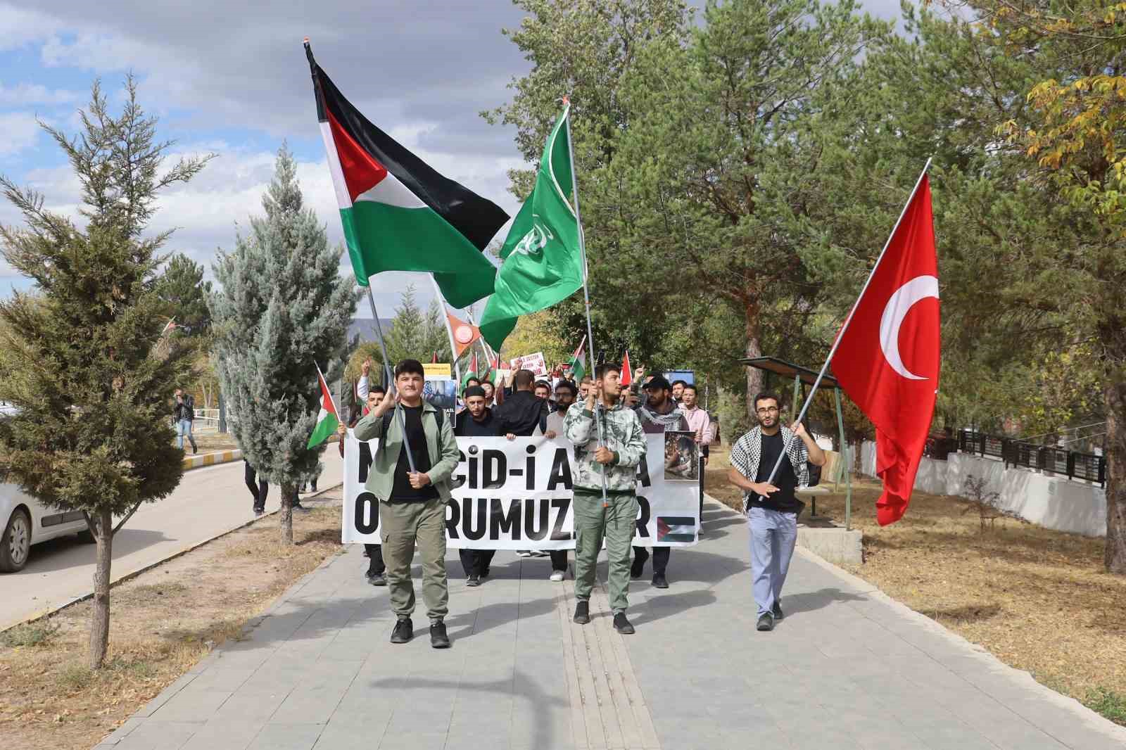 Sivas Cumhuriyet Üniversitesi Öğrencileri, Gazze İçin Yürüyüş Düzenledi