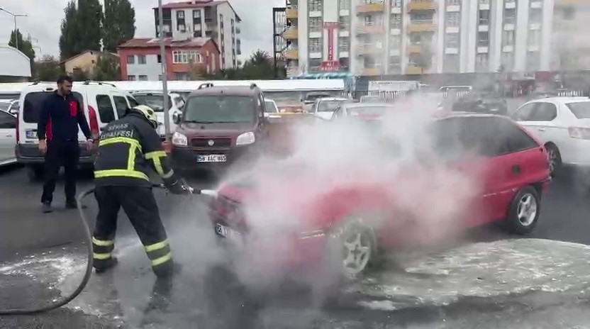 Sivas Numune Hastanesi Otoparkında Otomobil Yangını