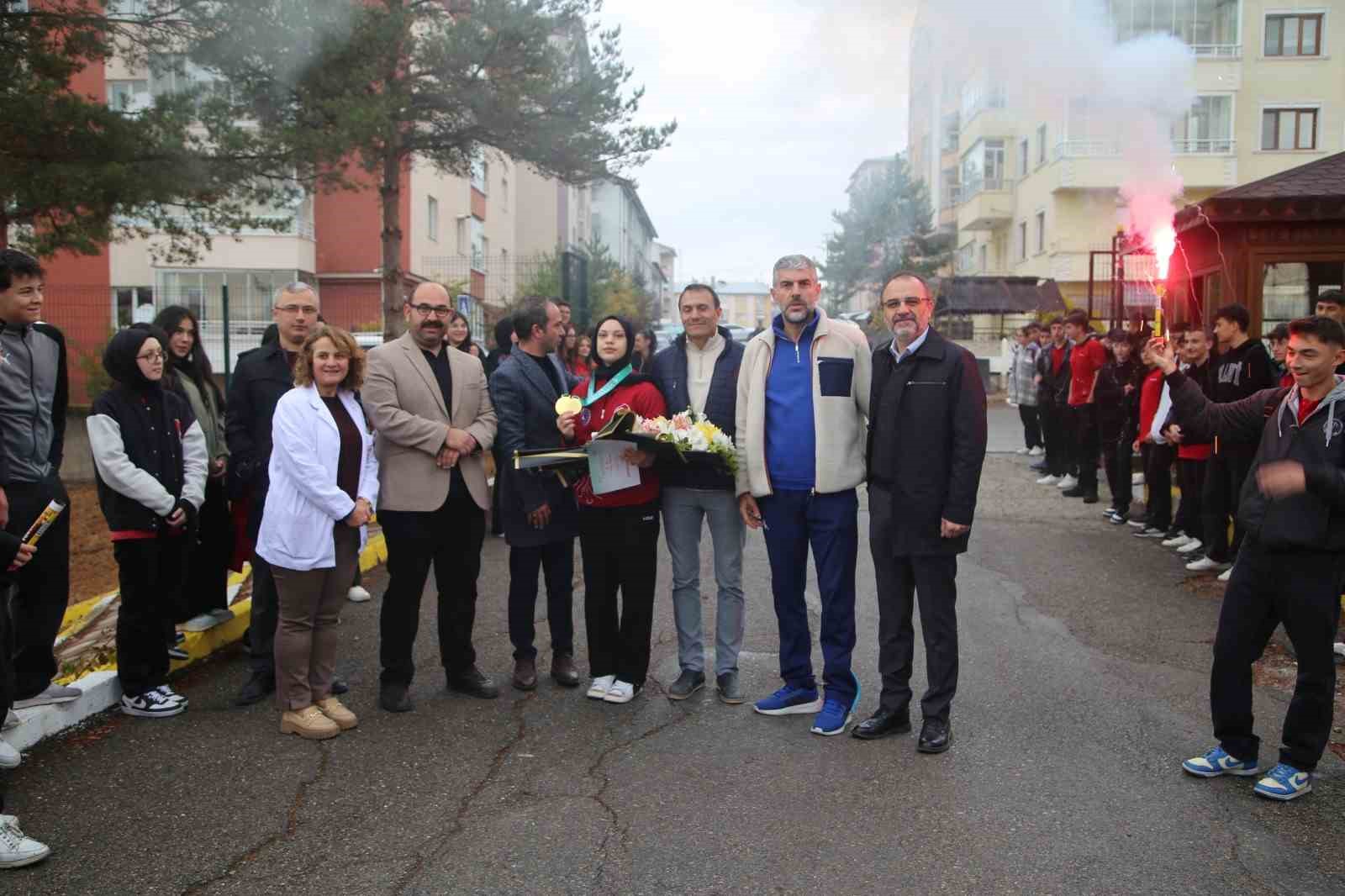 Sivas’ın Gururu Afra Kılınç, Dünya Şampiyonu Olarak Karşılandı