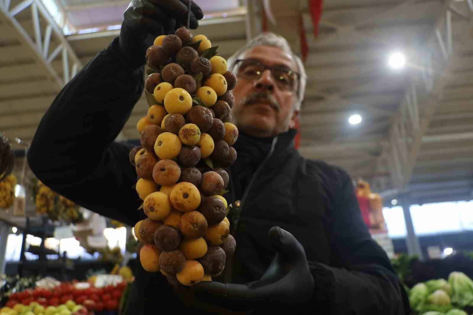 Sivas’ın Nadide Meyvesi Üvez, Yeniden Tezgahlarda Yerini Aldı